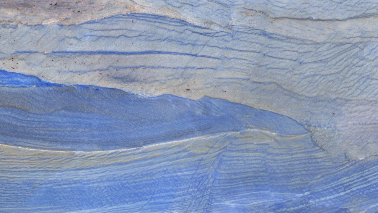 Chapa de quartzito Azul Macaúbas — azul em camadas onduladas com bandas brancas e veios dourados