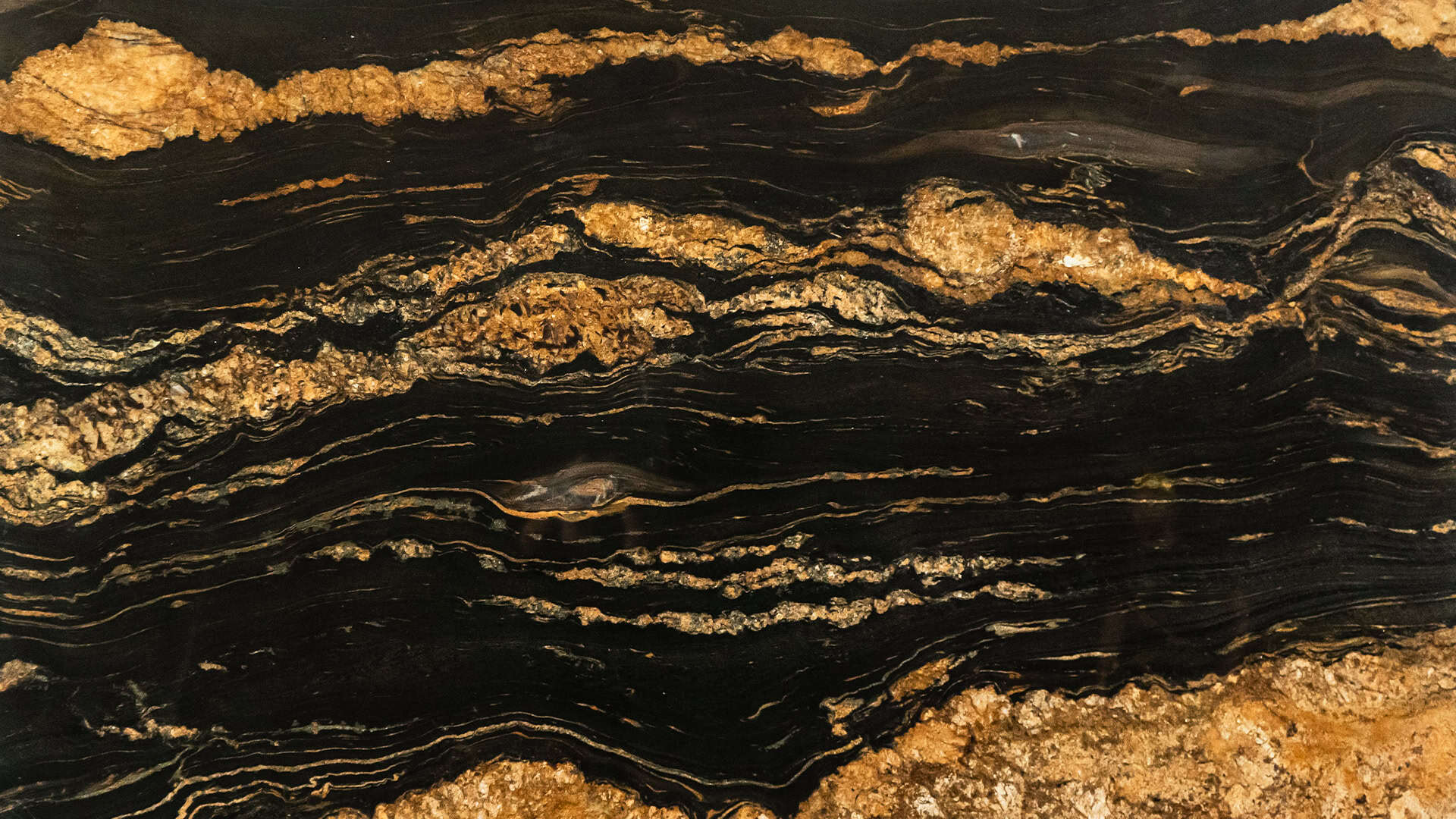 Chapa de granito Black Taurus — preto profundo com veios em cobre e dourado
